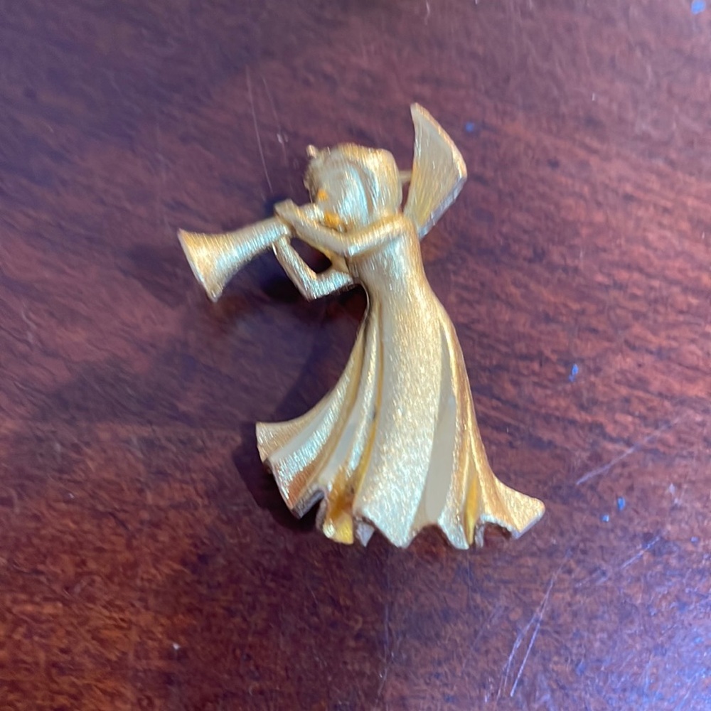 Vintage trumpeting angel brooch